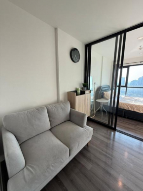 Luxury 1-Bedroom Luxury Condo with Pool, Gym, Sky View, King Bed, Near BTS Station, Central Location